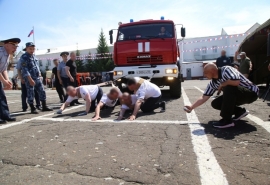 В Омске осужденные посоревновались в перетягивании 16-тонного автомобиля