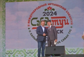 На Сабантуе в Омске Хоценко вручил Миниханову медаль «Дружба народов»