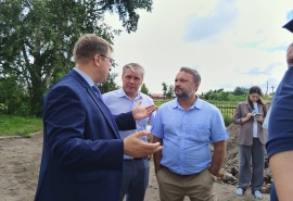 Долматов и Кротт проинспектировали ремонт Богословской школы Омского района