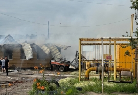 Жители частного сектора Омска после страшного пожара с погибшим остались без газа и света