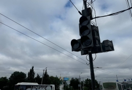 Отключенный светофор избавил центр Омска от пробок