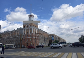 В центре Омска скопились крупные пробки из-за неработающего светофора