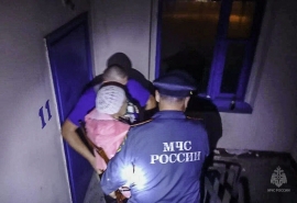 В Омске спасатели спустили бабушку с 12 этажа на стуле