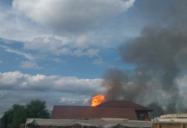 На месте жуткого пожара в частном секторе Омска работают газовики