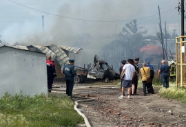 Опубликовано видео страшного пожара на 19-й линии в Омске, где загорелись 7 частных домов