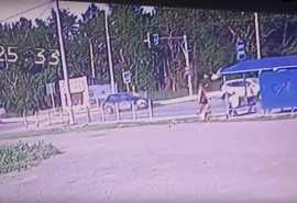 Появилось видео смертельного ДТП под Омском с подлетевшей на несколько метров женщиной