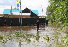 Мэр Шелест посетил затопленный частный сектор Омска и назвал причины ЧП