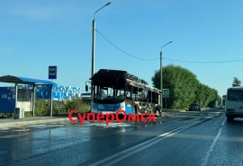Появились кадры сгоревшего возле остановки в Омске пассажирского автобуса