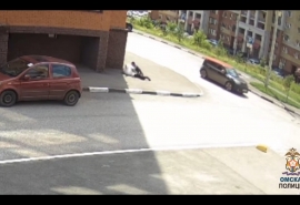 Потасовка между омичкой и бездомным на Красном Пути попала на видео