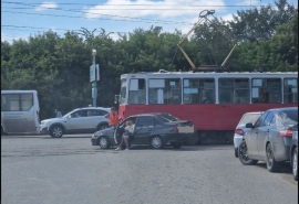 Возле парка на Королева в Омске столкнулись трамвай и машина с ребенком
