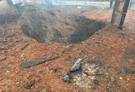 Опубликовано фото огромной воронки после воспламенения газовой трубы в частном секторе Омска