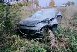 Авто улетело в кювет после столкновения в Чернолучье под Омском