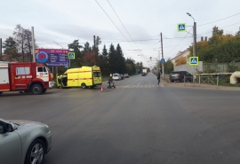 На перекрестке в Омске жестко расхлестались машина скорой и внедорожник