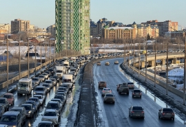 Омские мосты сковало пробками из-за выпавшего снега