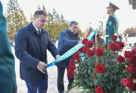 Омский губернатор Хоценко и Аким Нурмухамбетов возложили цветы к памятнику Абаю и Пушкину