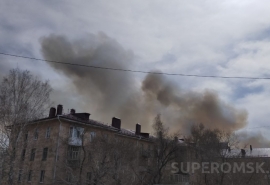 Омичи второй день жалуются на запахи гари и химии