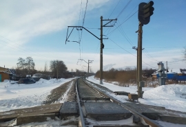 В Омске мужчина погиб, пытаясь пролезть под поездом