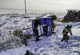 Появились кадры жесткого ДТП с опрокинувшимся пассажирским автобусом под Омском