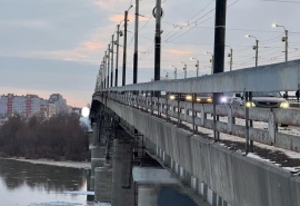 Пеший омич назвал водителей причиной затора к мосту у Телецентра