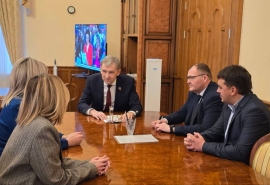 Спикер регионального парламента встретился с руководством подшефного Омской области Стаханова