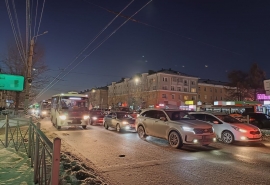 Омские водители просят убрать снег с улиц, дублирующих проспект Мира