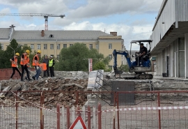 В Омске после визита министра спорта начали разбирать крыльцо СКК имени Блинова