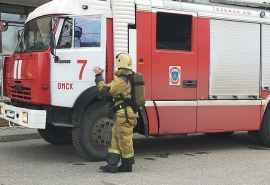 В Амурском поселке Омска опасно загорелся частный дом