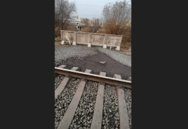 Нелегальный ж/д переход в омском Амуре закрыли коротким забором