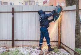 После жалоб жителей в Омске изъяли опасный забор