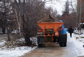 Мэр Шелест дал указание по борьбе с гололедом на омских дорогах