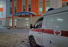 Маленькую омичку брат лишил глаза невинной забавой