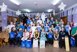 Более 2 000 подарков получили юные омичи под Новый год от волонтеров Омского НПЗ