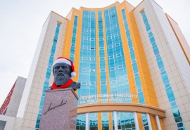 «Жест заботы»: в омском Миннауки ответили на критику шапки Санта-Клауса на памятнике Достоевскому