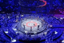 Костя Дзю поздравил омского бойца Петра Яна с титулом чемпиона мира