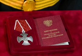 Семья омского героя приняла орден Мужества из рук Виталия Хоценко