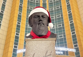«Жест заботы»: в омском Миннауки ответили на критику шапки Санта-Клауса на памятнике Достоевскому