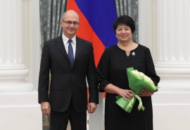 Сергей Кириенко наградил чиновницу из мэрии Омска