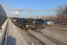 На путепроводе в Омске случилась массовая авария