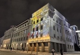 Здание мэрии Омска к Новому году подсветили детскими фотографиями