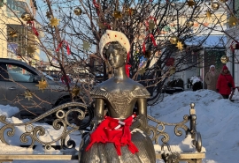 Культовые скульптуры Омска нарядили в новогоднем стиле