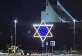 В центре Омска установили первый из двух объектов к Хануке