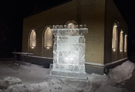 В омской синагоге установили ледяную менору с подсветкой