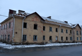 В Омске разобрали дом после капремонта крыши за 2,8 миллиона рублей