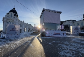 Культовые скульптуры Омска нарядили в новогоднем стиле