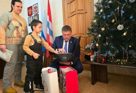 Глава Минздрава Маркелов сделал необычный подарок в рамках «Елки желаний»