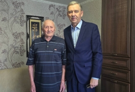 Спикер Заксобрания Артемов поздравил омских ветеранов с Новым годом