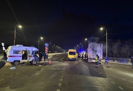 Показаны жуткие фотографии с места омской аварии «Мерседеса» и скорой с погибшим пациентом