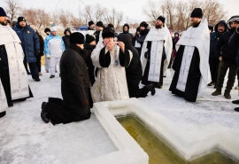 Освященной купели в Омске добавили баню