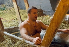 Омский губернатор Хоценко окунулся в крещенскую купель в -20 °C