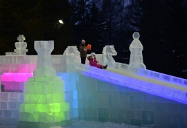 Омский НПЗ построил для горожан ледовый городок в Советском парке